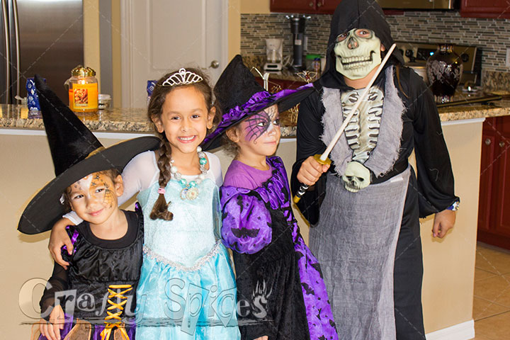 2 little Witches, a Princess and a live Skeleton Halloween 2016