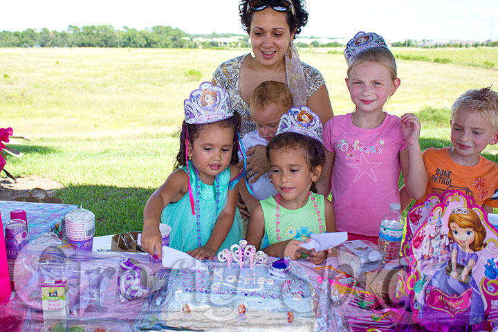 Kaylee's Birthday, cutting the cake